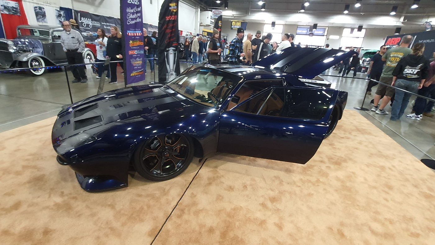 Granatowy Ford Mustang fastback 1970 pro touring