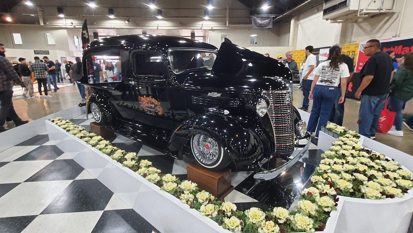 Czarny Chevrolet panel delivery 1938 w hali