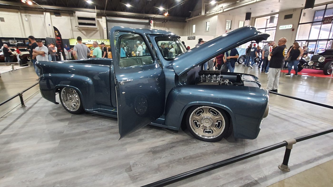 Grafitowy Ford F-100 1956 restomod w hali