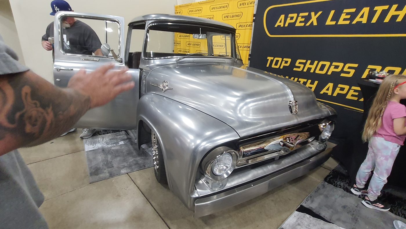 Ford F-100 1956 w surowej blasze na stoisku