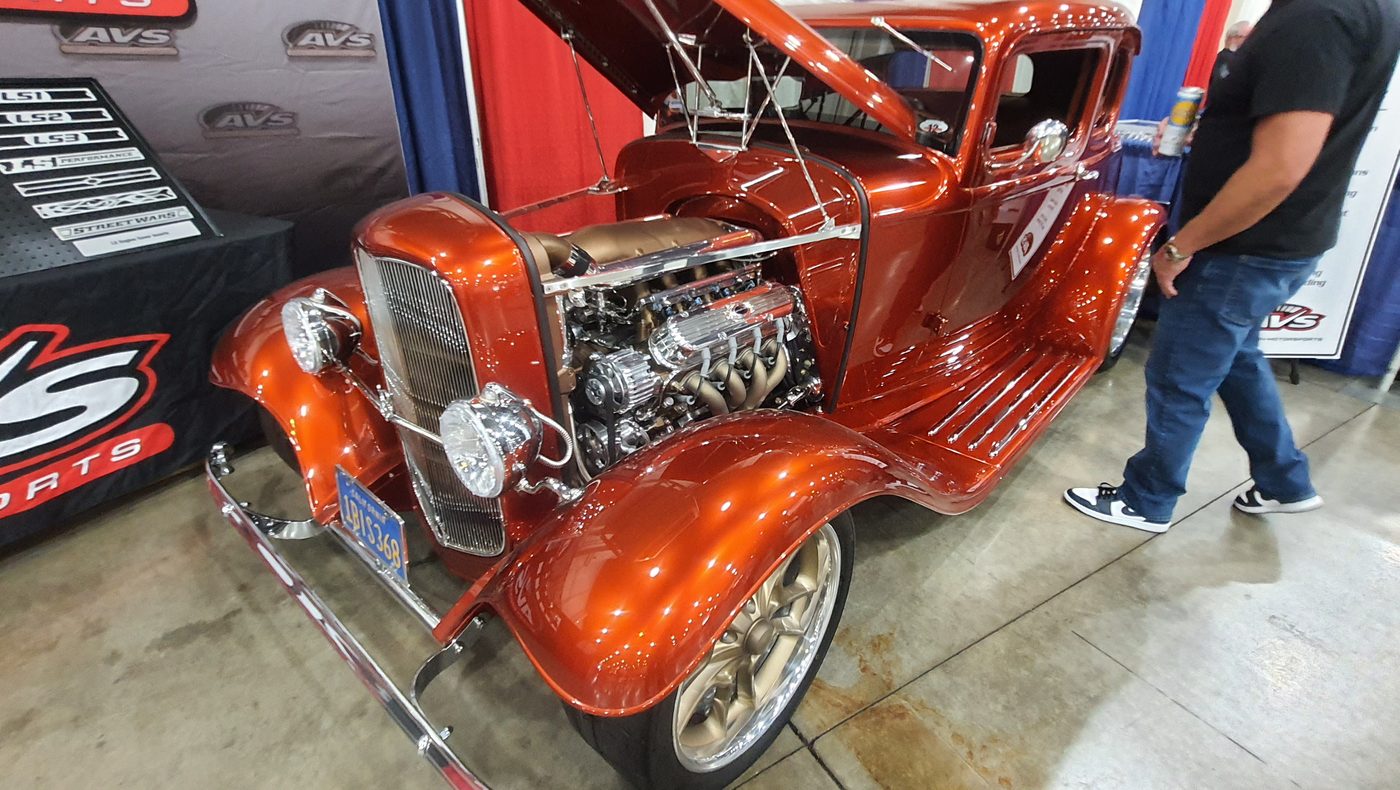 Pomarańczowy Ford 5-window coupe 1932 candy na złotych felgach