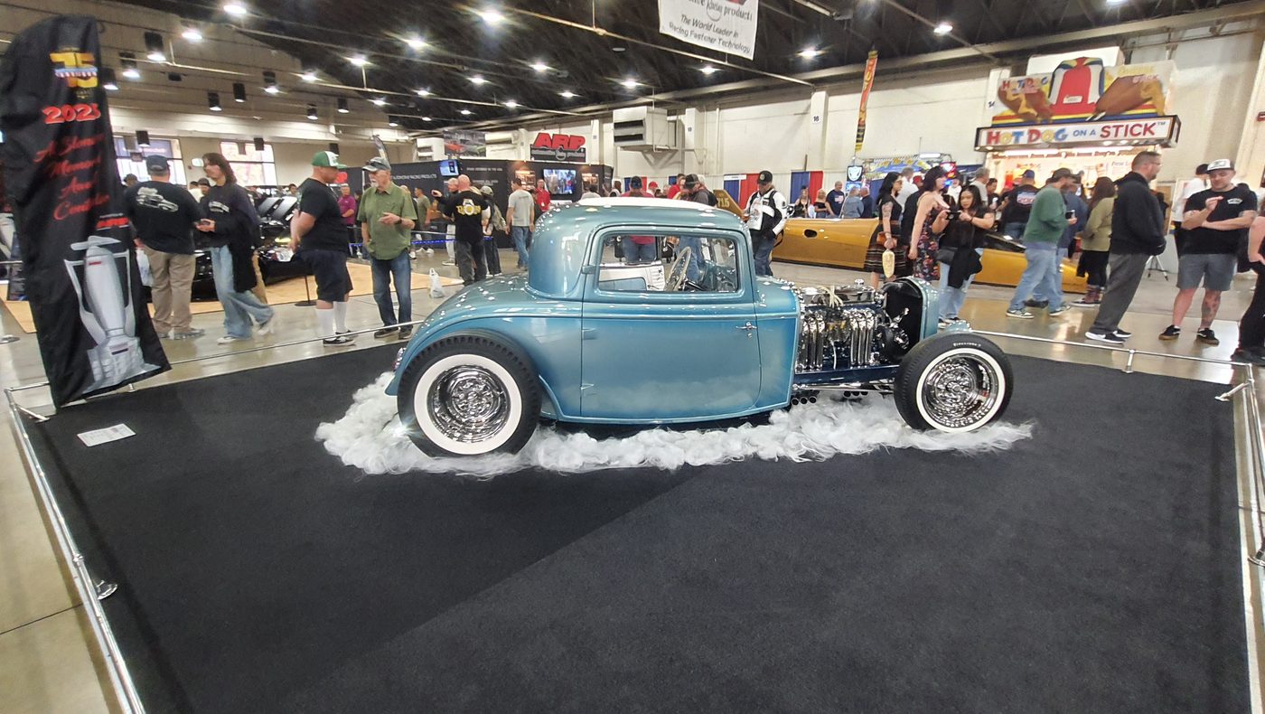 Stalowoniebieski Ford Model A coupe hot rod na solnym podeście