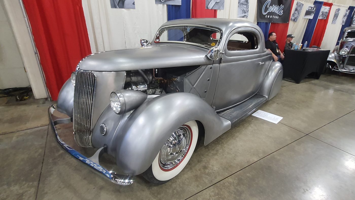 Srebrny satynowy Ford 3-window coupe 1936 chopped