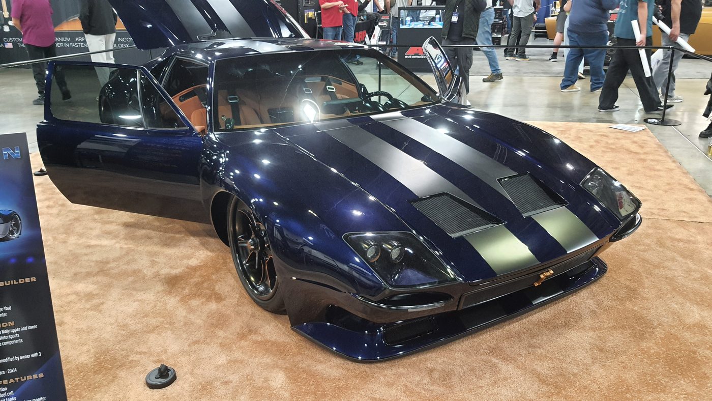 Granatowa De Tomaso Pantera ze srebrnymi pasami