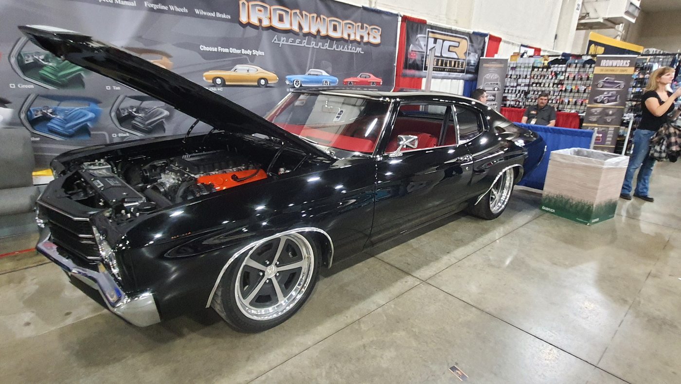 Czarny Chevrolet Chevelle SS 1970 z otwartą maską w hali