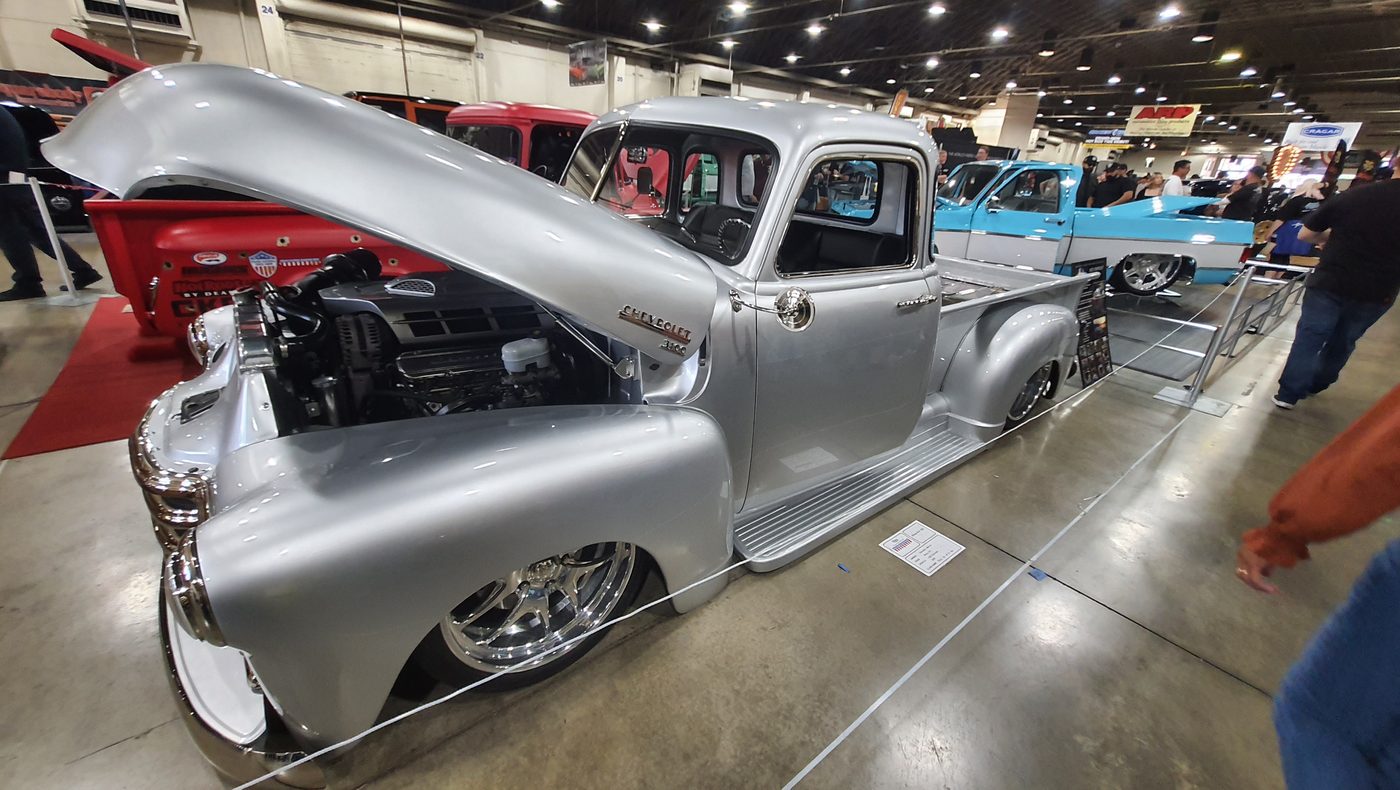 Srebrny Chevrolet 3100 Advance Design z otwartą maską w hali