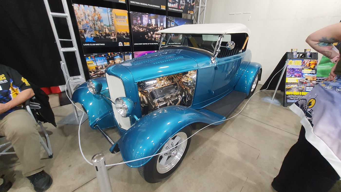 Turkusowy Ford roadster 1932 z białym dachem i chromowanym silnikiem