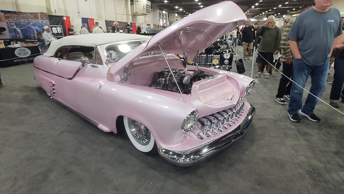 Różowy kustom z lat 50. z zębatą atrapą