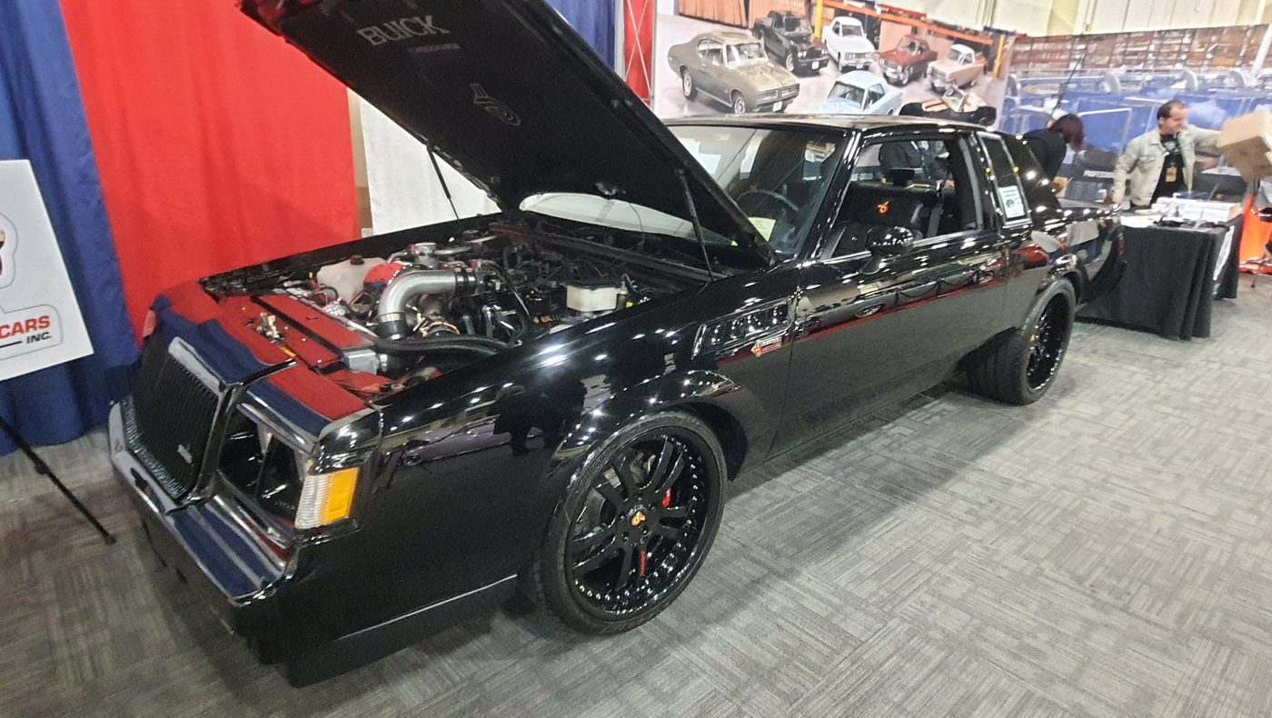 Czarny Buick Grand National 1987 z otwartą maską