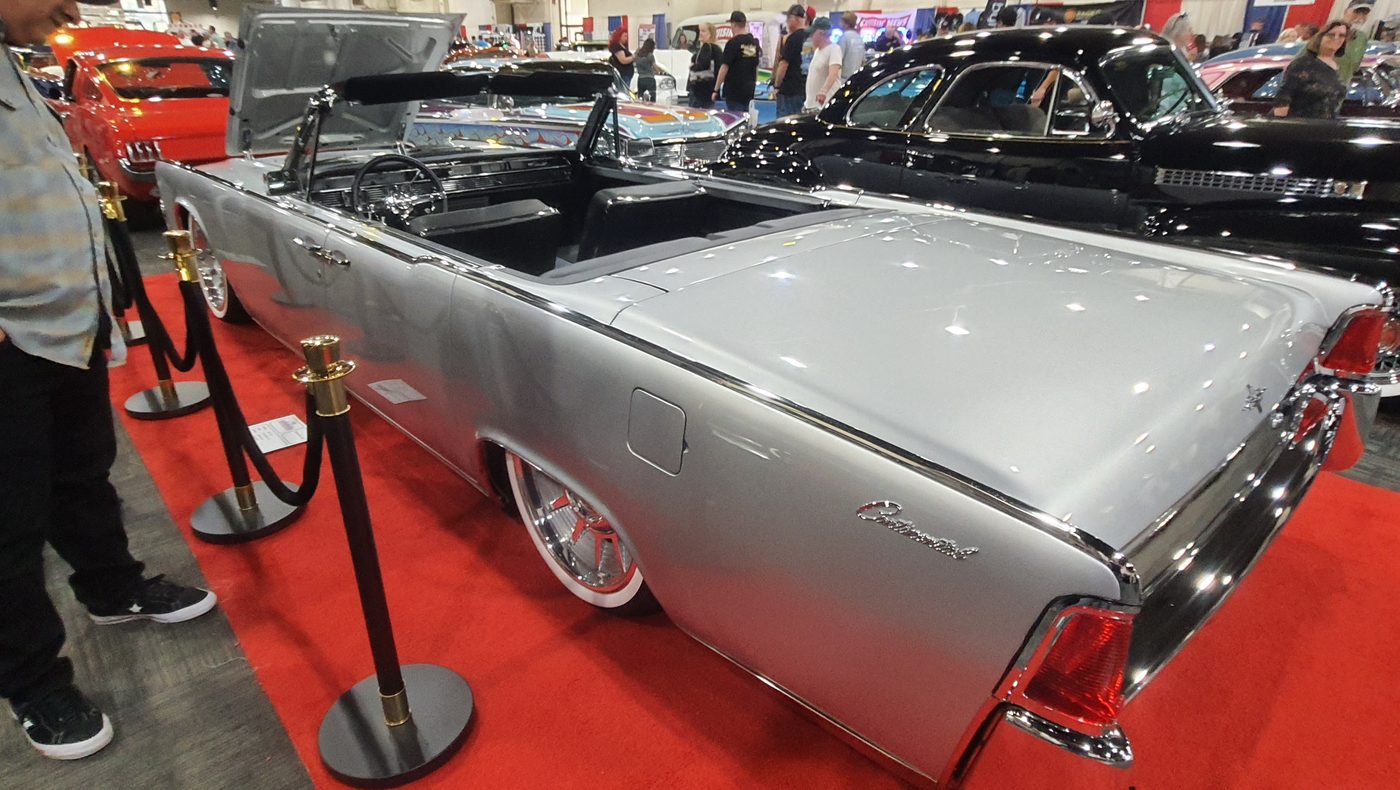 Srebrny Lincoln Continental kabriolet 1963 z otwartym dachem