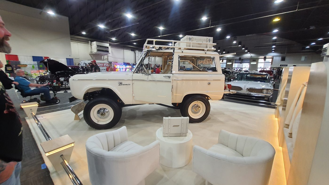 Biały Ford Bronco pierwszej generacji na białym stoisku