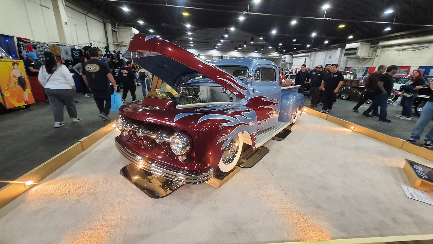 Bordowy Ford F-1 1949 ze srebrnymi płomieniami w hali