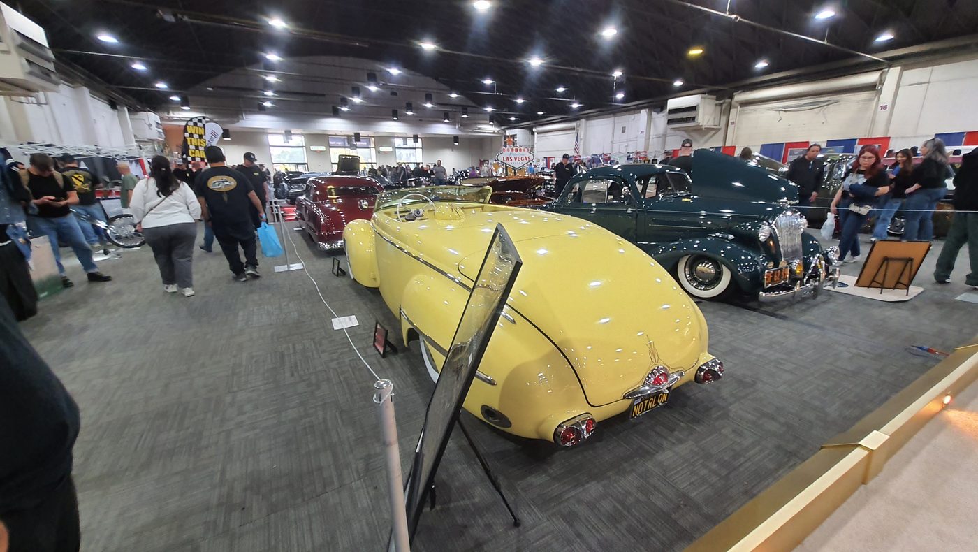 Żółty Ford kabriolet 1940 od tyłu w hali – zdjęcie 2