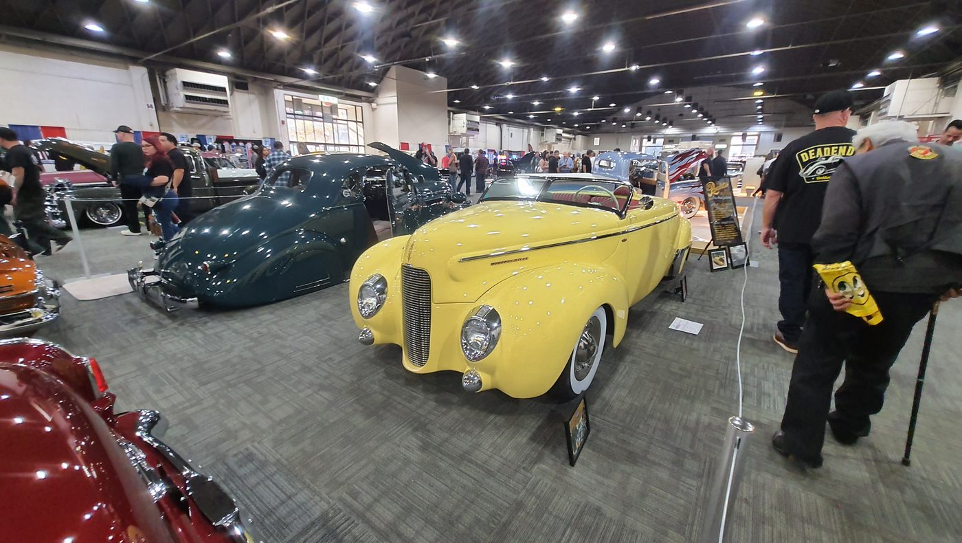 Żółty Ford kabriolet 1940 od tyłu w hali