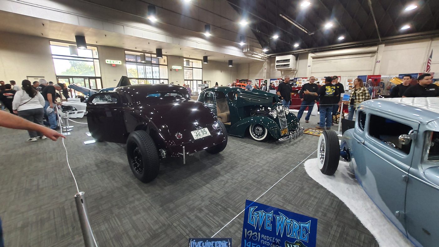 Śliwkowy Ford 3-window coupe 1934 chopped w hali