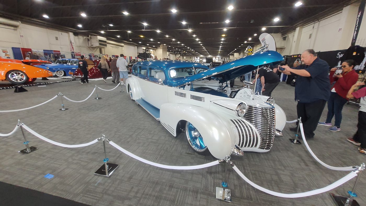 Perłowo-biała limuzyna Cadillac 1940 kustom z turkusowym dachem