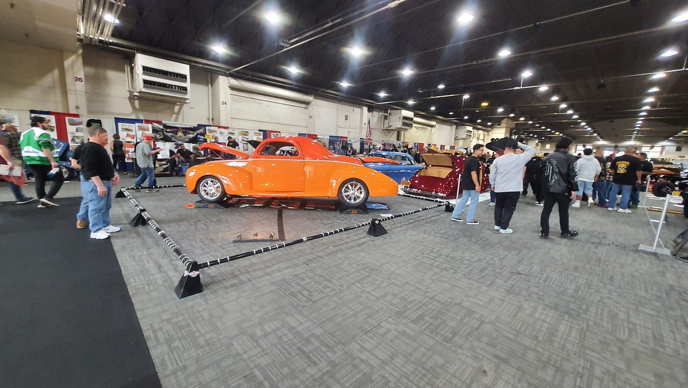 Pomarańczowy Willys coupe 1941 street rod w hali