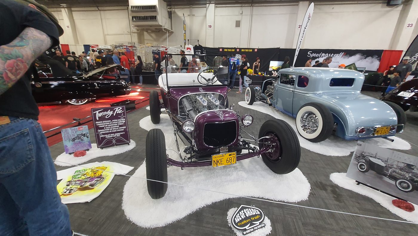 Fioletowy Ford Model T roadster 1927 hot rod w hali