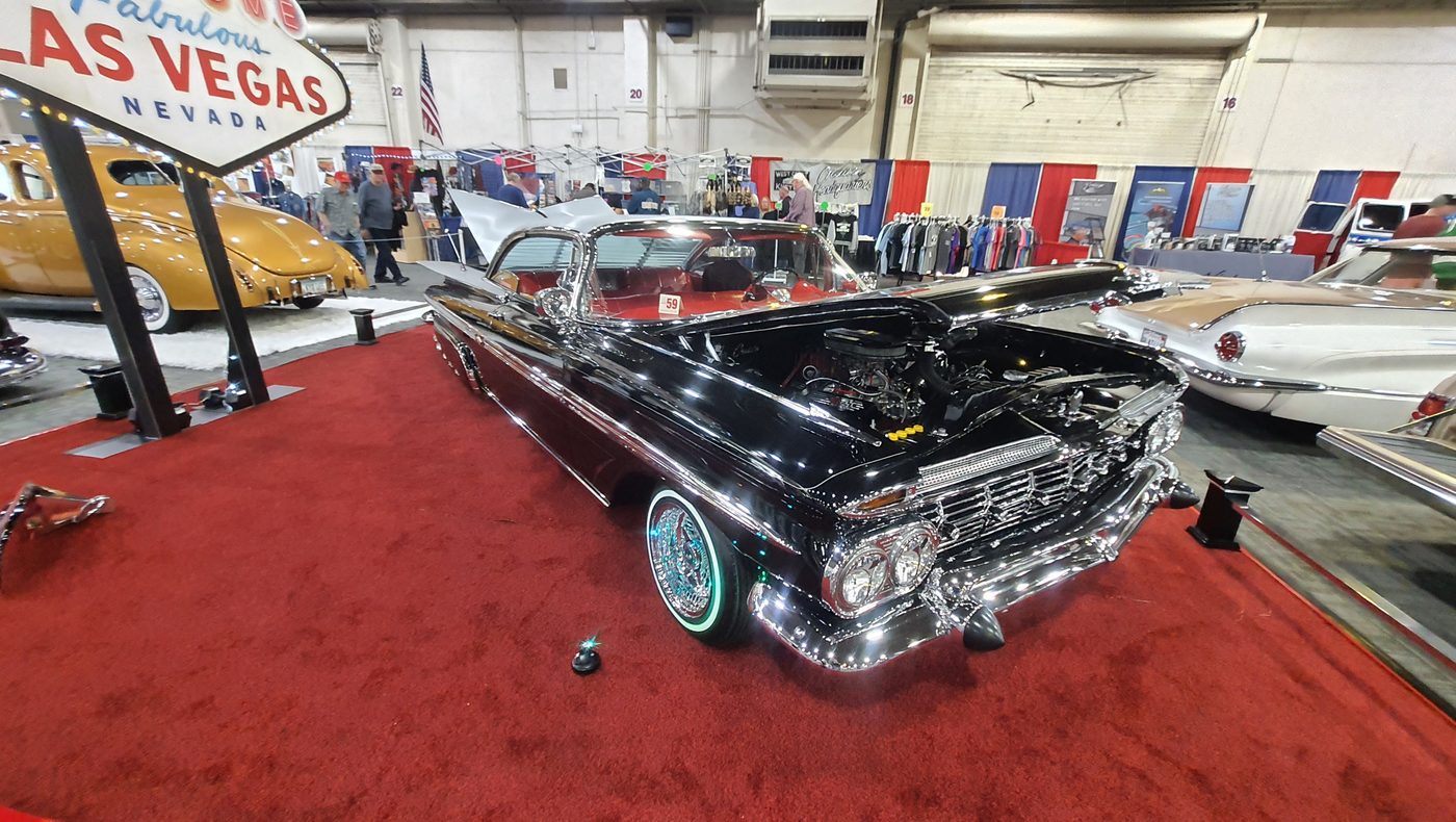 Czarny Chevrolet Impala 1959 lowrider z otwartą maską
