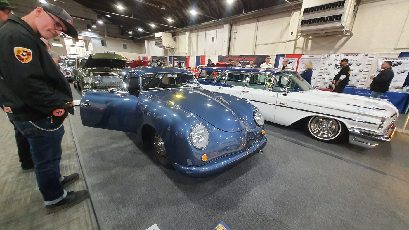 Granatowe Porsche 356 coupe w hali