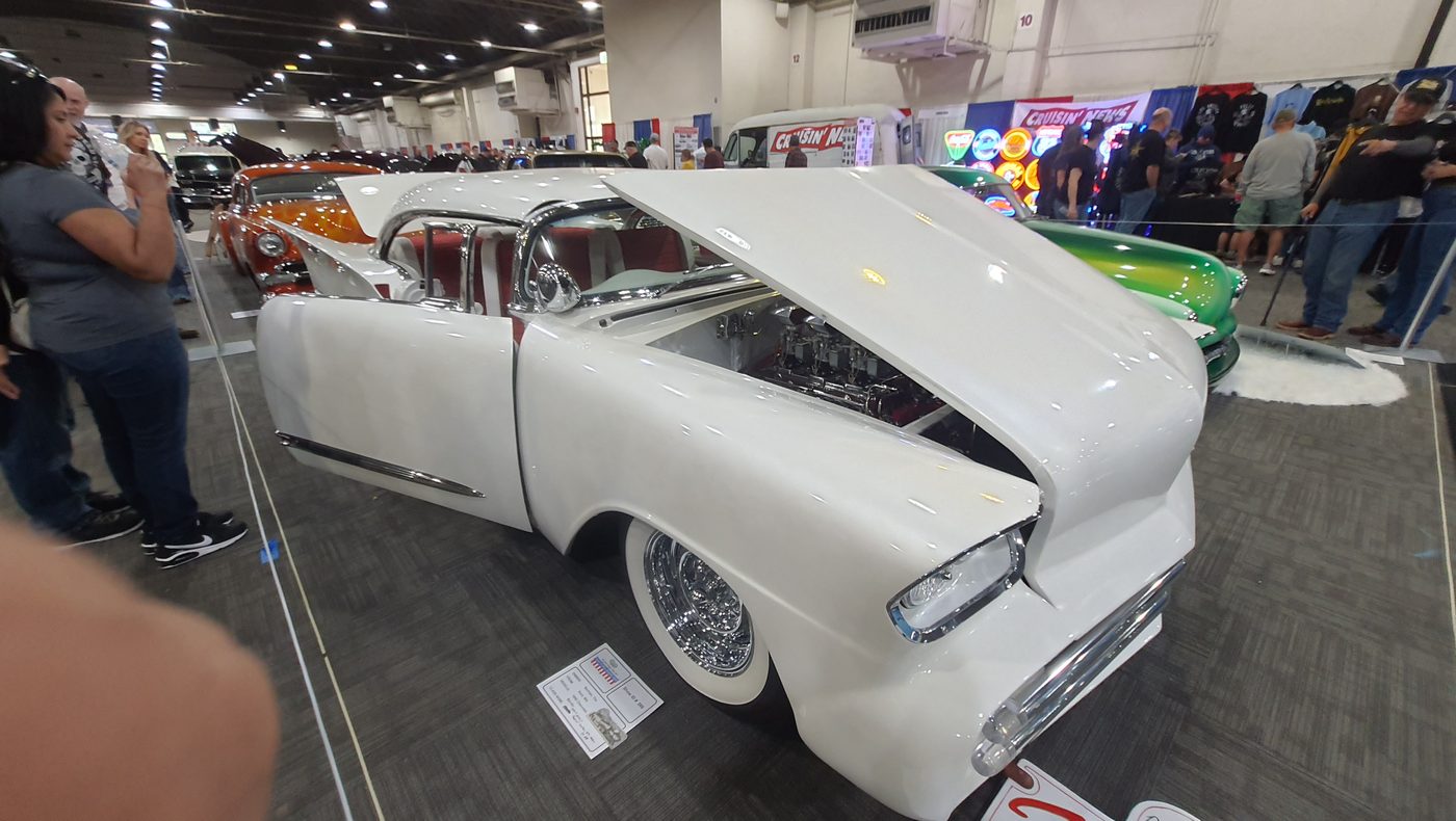 Biały Chevrolet El Camino 1959 lowrider z otwartą maską