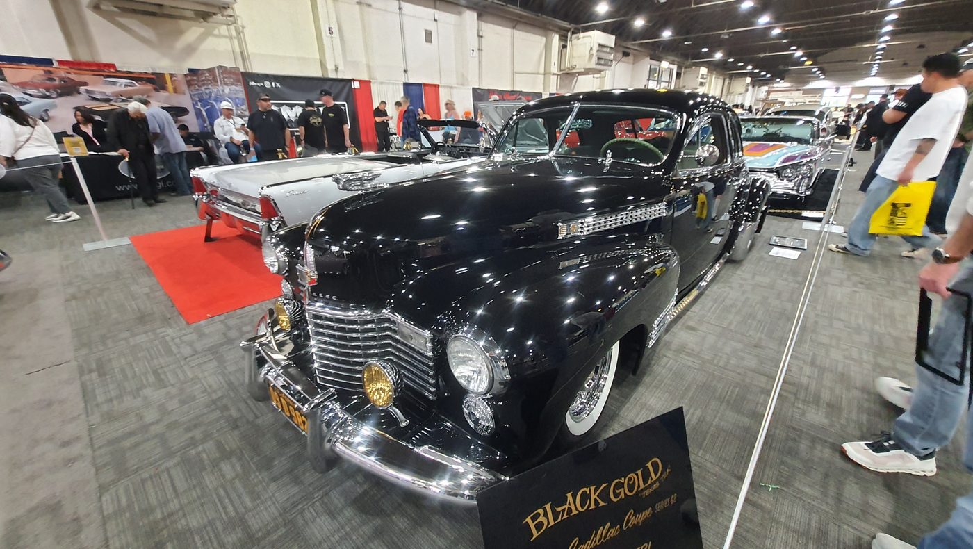 Czarny Cadillac Series 62 1941 Black Gold bomb