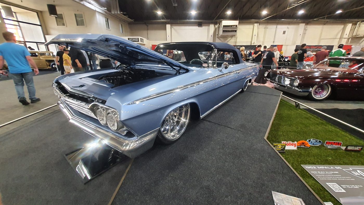 Błękitny Chevrolet Impala 1962 lowrider w hali