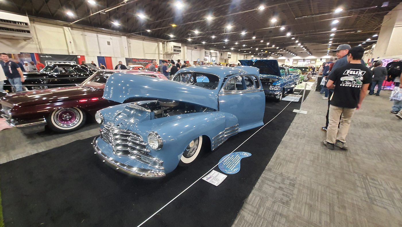 Błękitny Chevrolet Fleetline 1948 bomb z otwartą maską