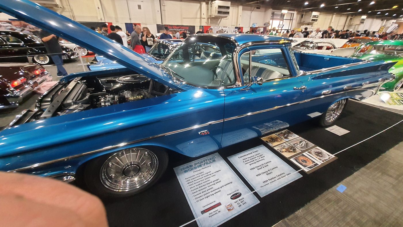 Niebieski Chevrolet El Camino 1959 lowrider z otwartą maską