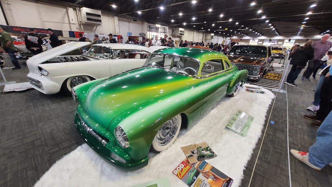 Zielony Chevrolet Fleetline 1950 lowrider w lakierze fade