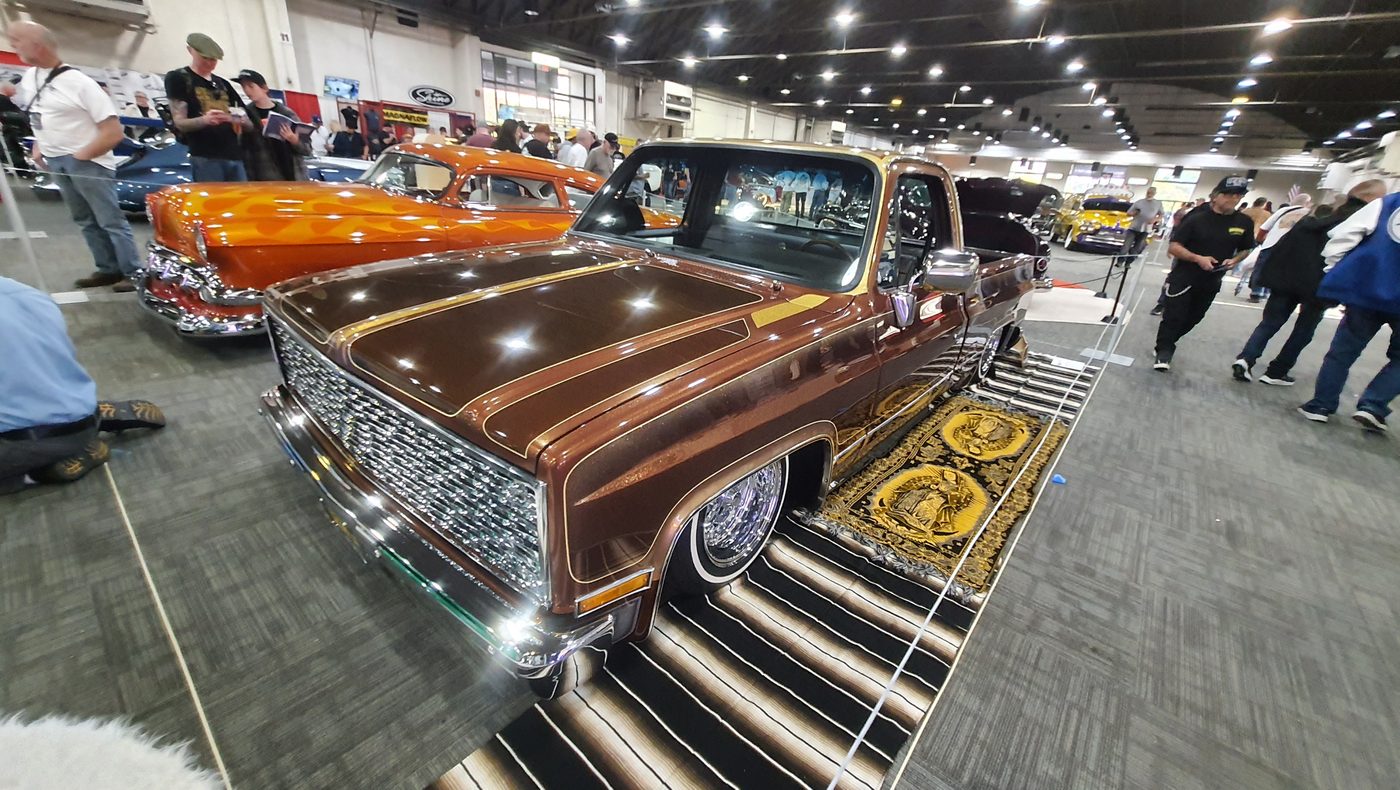 Brązowo-złoty Chevrolet C10 square body lowrider