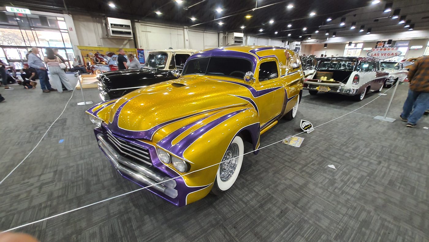 Złoty metalflake Chevrolet sedan delivery 1947 z fioletowymi scallopsami