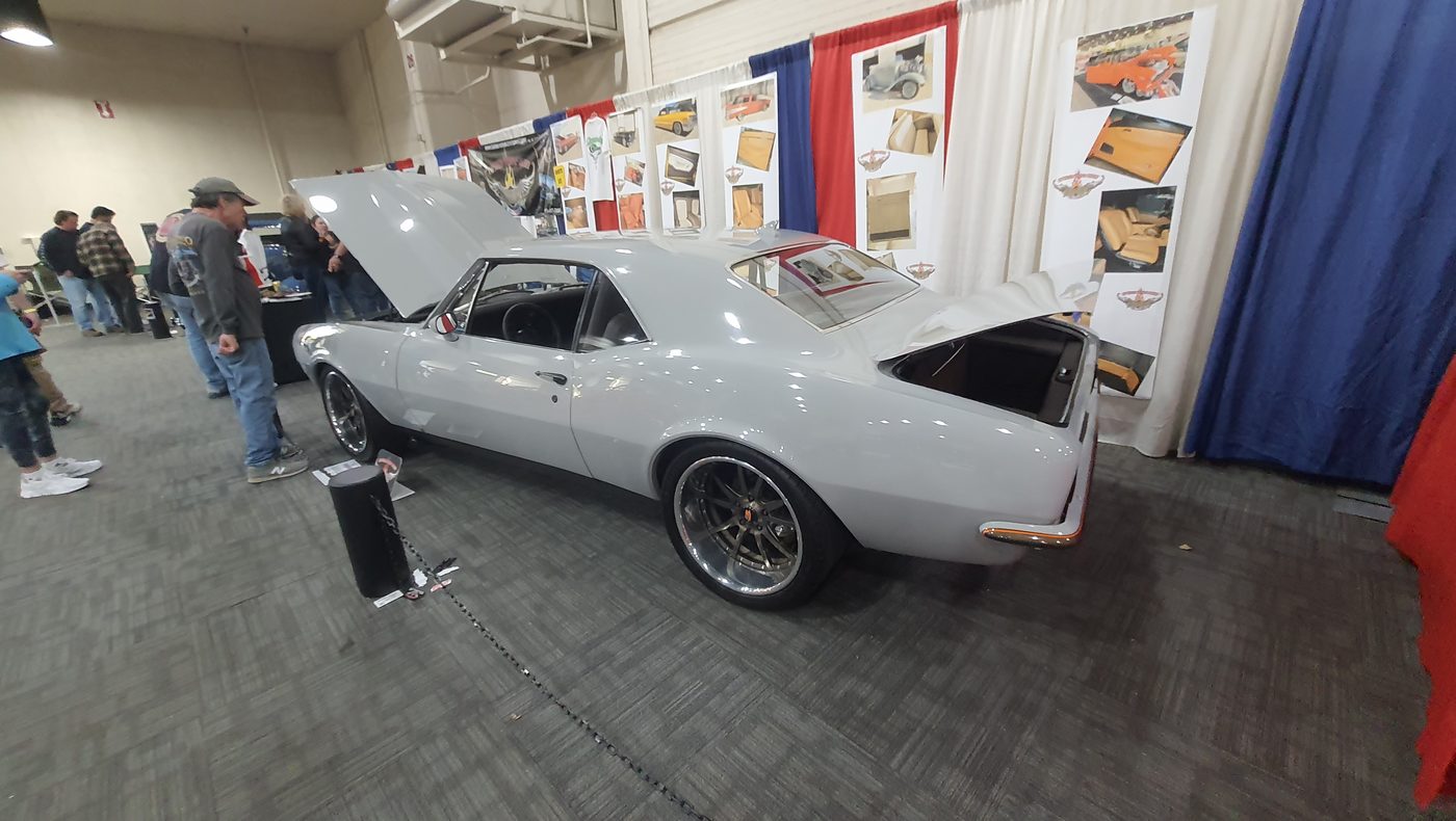 Szary Pontiac Firebird 1967 pro touring na stoisku tapicera