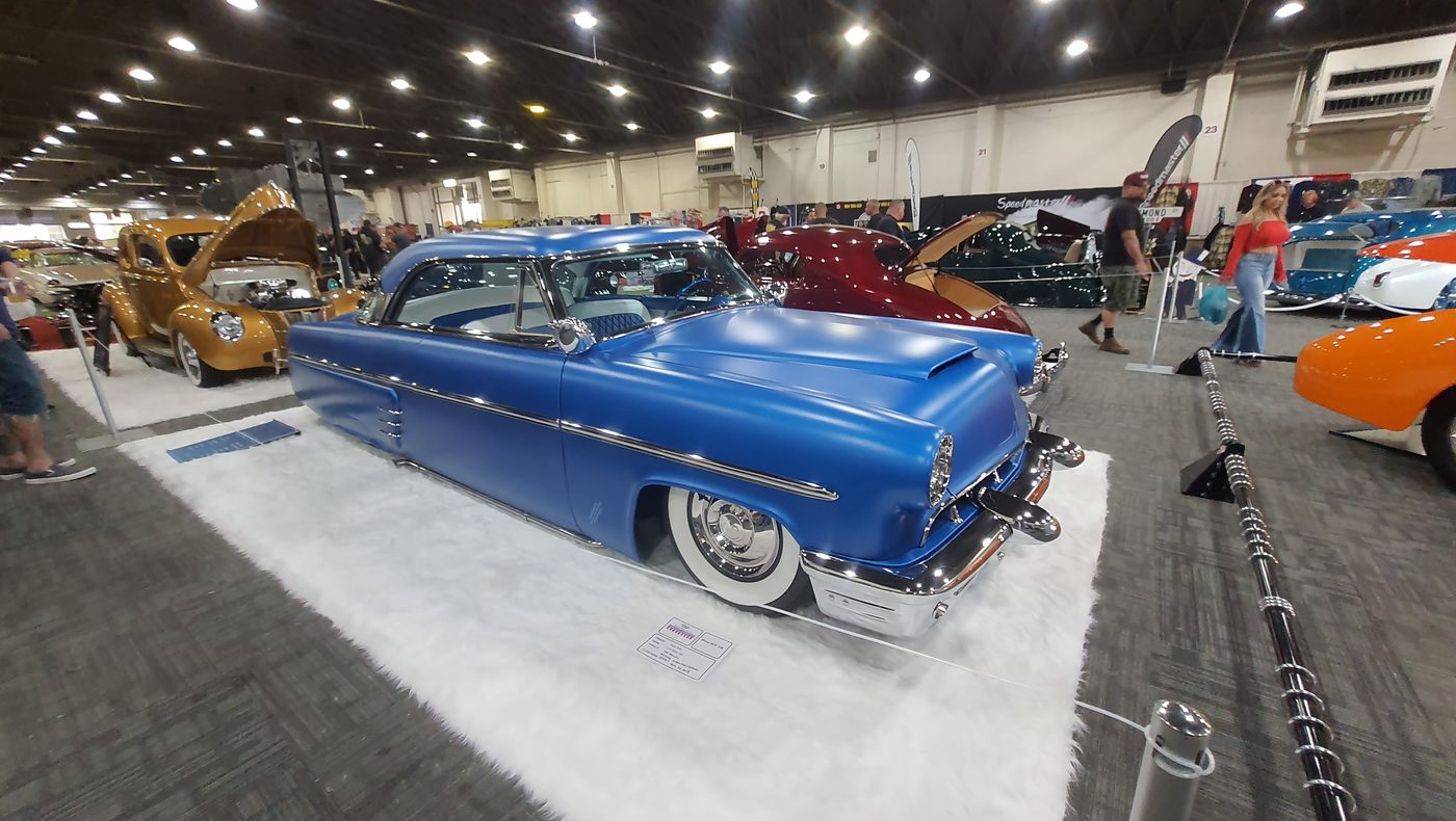 Satynowo-niebieski Mercury Monterey 1953 chopped kustom