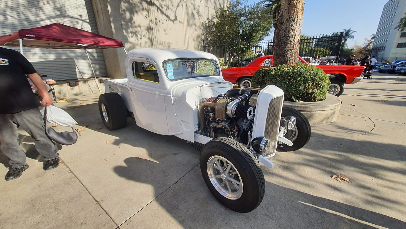 Biały Ford pickup 1936 z odsłoniętym silnikiem