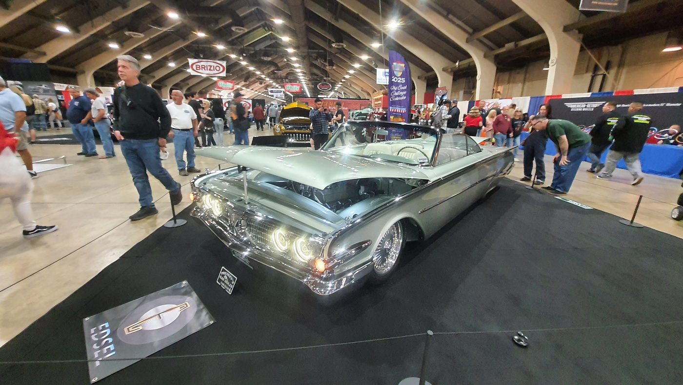Srebrnozielony Chevrolet Impala kabriolet 1958 w głównej hali
