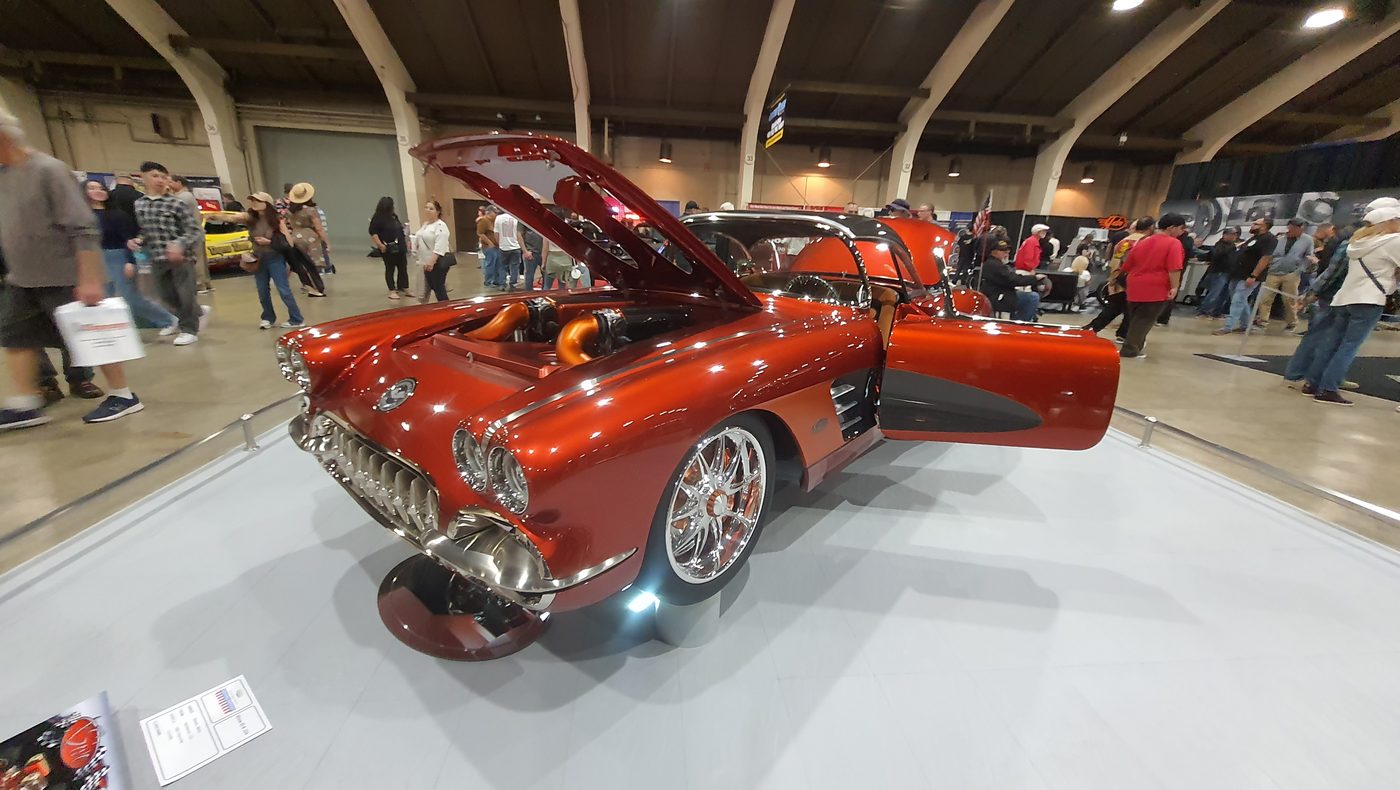 Miedziana Chevrolet Corvette C1 1960 candy z otwartymi drzwiami