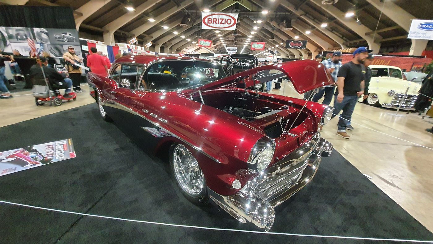 Czerwony candy Chevrolet Bel Air 1957 z otwartą maską klasy show