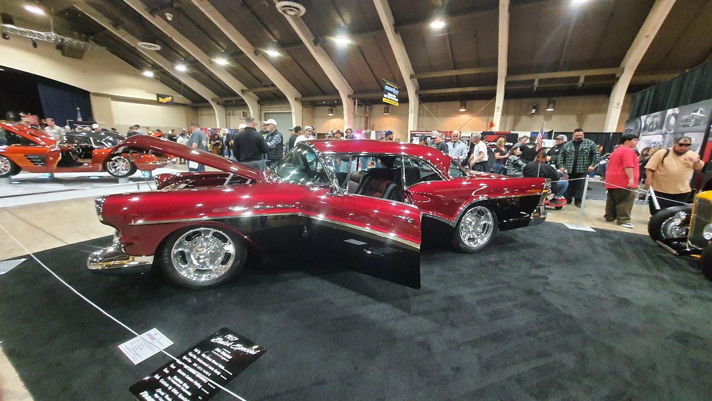 Czerwony candy Chevrolet Bel Air 1957 z otwartą maską klasy show – zdjęcie 2