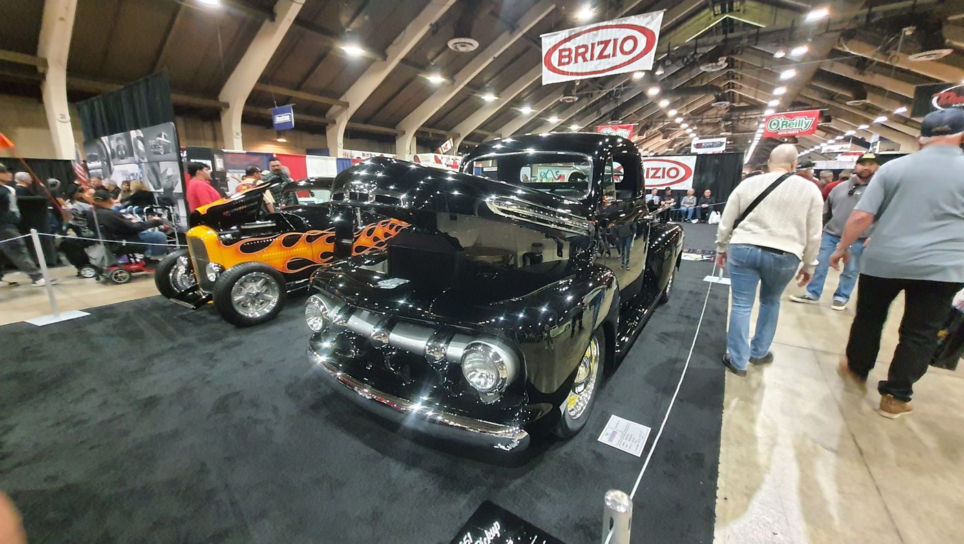 Czarny Ford F-1 1951 z otwartą maską w głównej hali