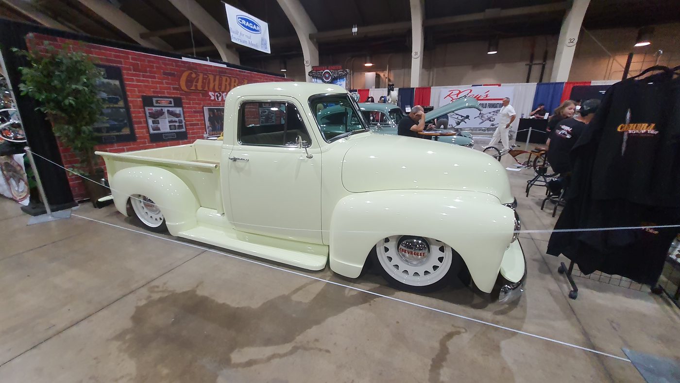 Kremowy Chevrolet 3100 Advance Design na stoisku z ceglaną ścianą