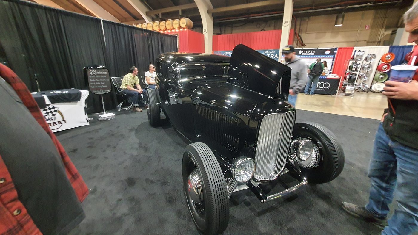 Czarny Ford roadster 1932 na stoisku w hali