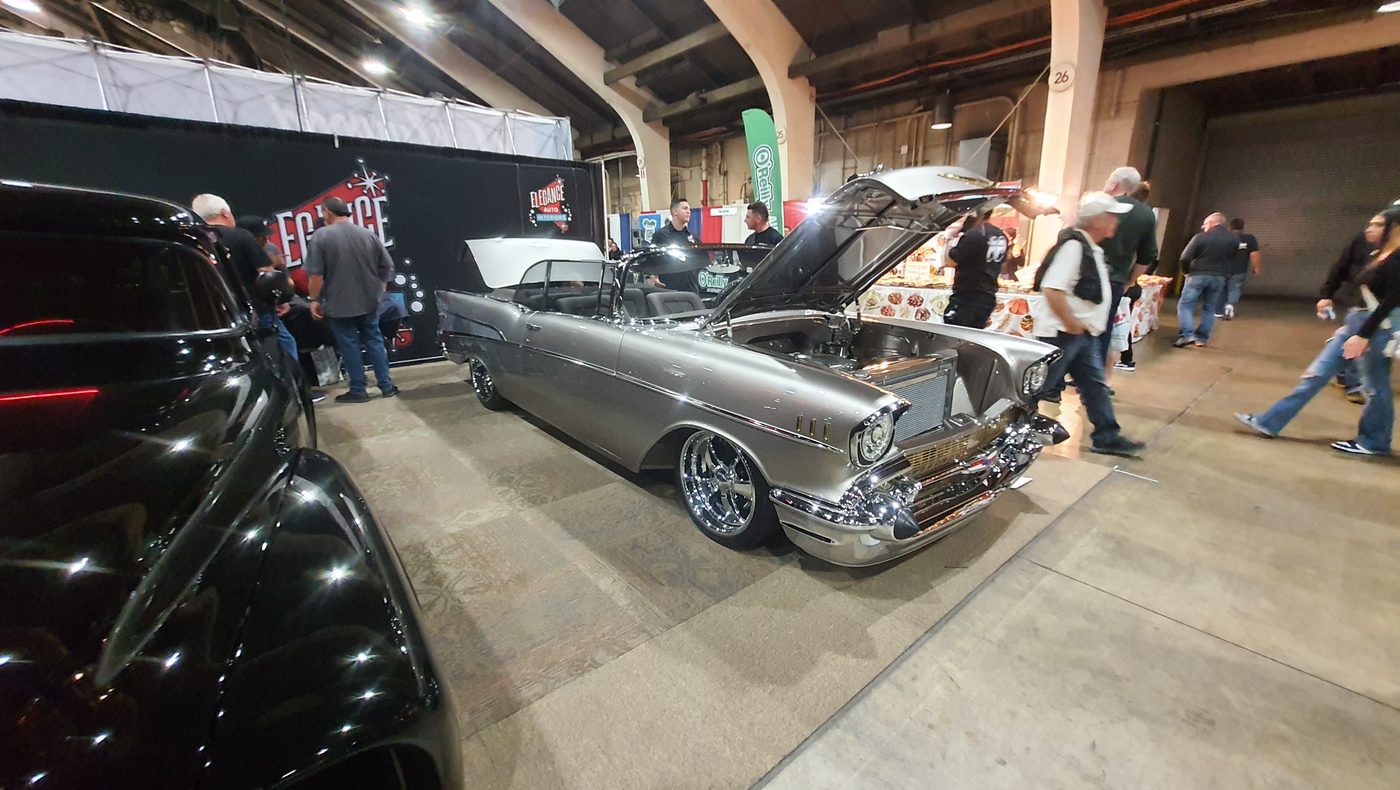 Srebrny Chevrolet Bel Air 1957 z otwartą maską w hali
