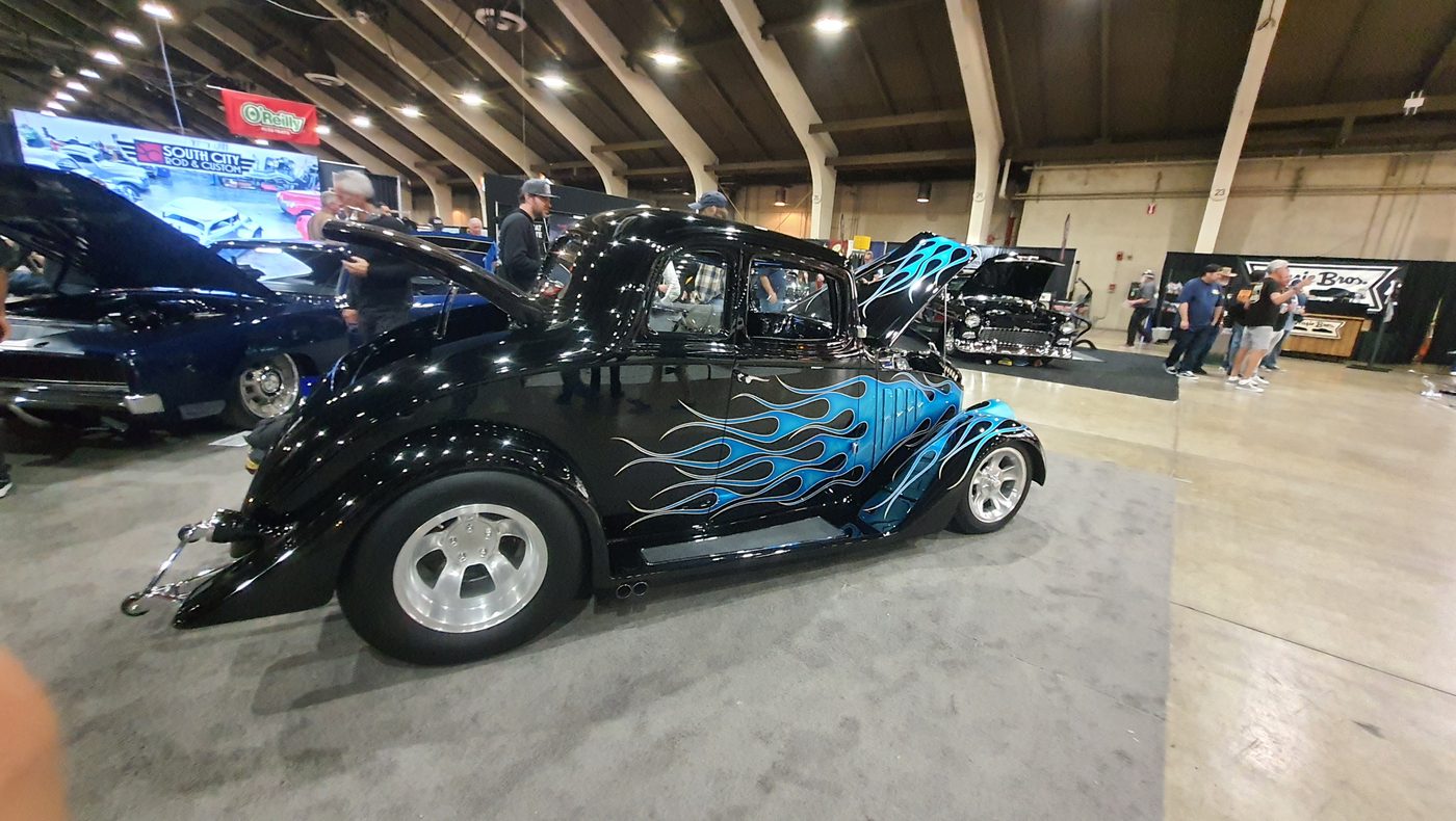 Czarny Ford 3-window coupe 1934 w niebieskich płomieniach