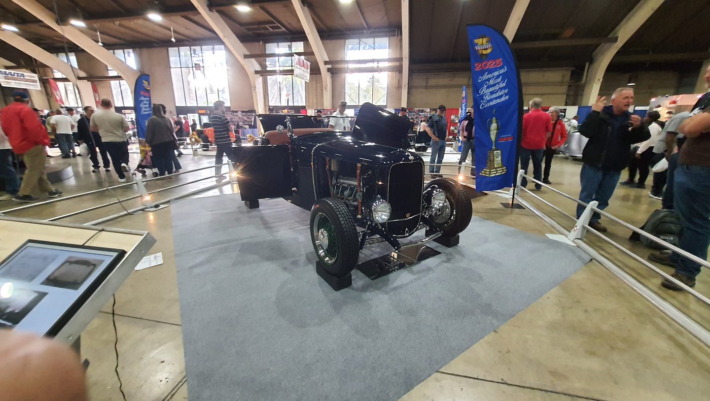 Czarny Ford roadster 1932 pretendent AMBR na szarym dywanie