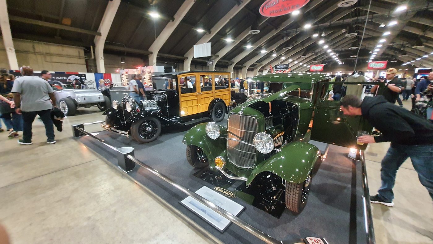 Zielony Ford 5-window coupe 1932 w błotnikach na podeście w hali