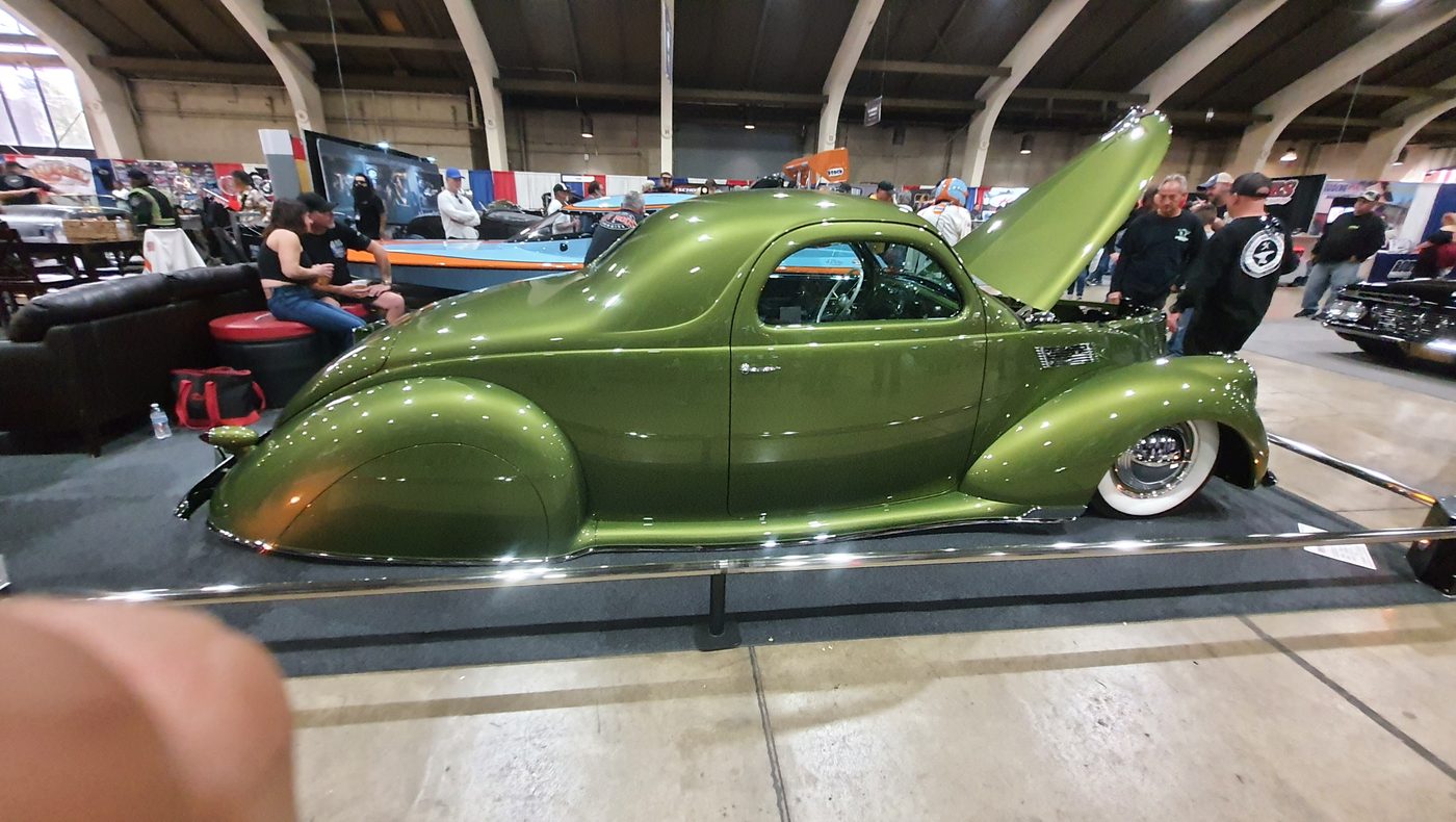 Oliwkowy Lincoln Zephyr coupe 1938 kustom