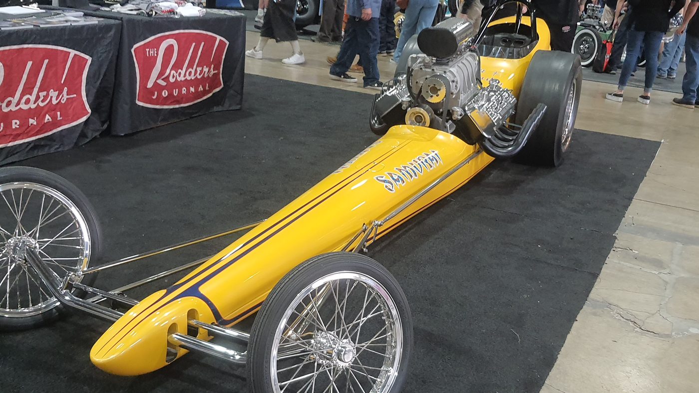 Żółty dragster slingshot z kompresorem