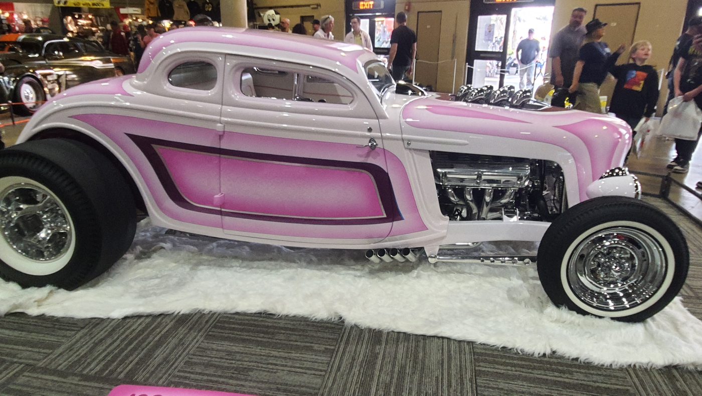 Różowo-biały Ford 3-window coupe 1934 show rod