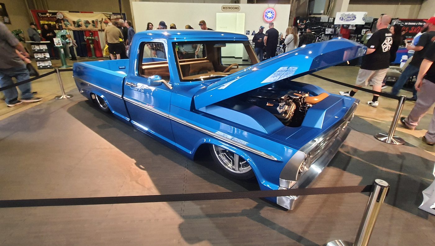 Niebieski Ford F-100 1976 dentside z otwartą maską